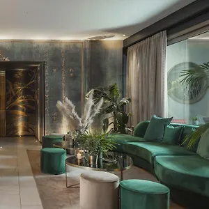 4* Hotel We Me